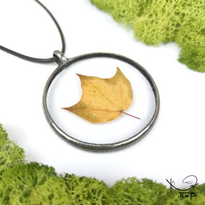 Szklany medalion z liściem, technika Tiffany, biżuteria ręcznie robiona, biżuteria artystyczna, rękodzieło artystyczne, rękodzieło, handmade, biżuteria artystyczna, biżuteria handmade, biżuteria damska, biżuteria męska, biżuteria ze szkła, szklana biżuteria, naszyjnik, szkło witrażowe