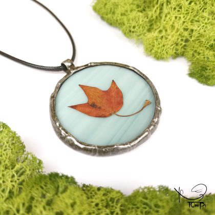 Szklany medalion z liściem, technika Tiffany, biżuteria ręcznie robiona, biżuteria artystyczna, rękodzieło artystyczne, rękodzieło, handmade, biżuteria artystyczna, biżuteria handmade, biżuteria damska, biżuteria męska, biżuteria ze szkła, szklana biżuteria, naszyjnik, szkło witrażowe