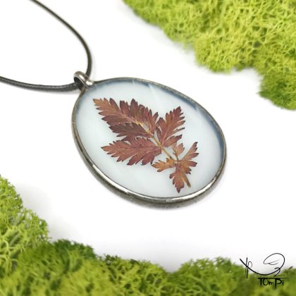 Szklany medalion z liściem, technika Tiffany, biżuteria ręcznie robiona, biżuteria artystyczna, rękodzieło artystyczne, rękodzieło, handmade, biżuteria artystyczna, biżuteria handmade, biżuteria damska, biżuteria męska, biżuteria ze szkła, szklana biżuteria, naszyjnik, szkło witrażowe
