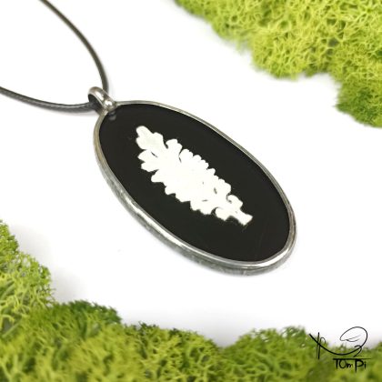 Szklany medalion z liściem, technika Tiffany, biżuteria ręcznie robiona, biżuteria artystyczna, rękodzieło artystyczne, rękodzieło, handmade, biżuteria artystyczna, biżuteria handmade, biżuteria damska, biżuteria męska, biżuteria ze szkła, szklana biżuteria, naszyjnik, szkło witrażowe