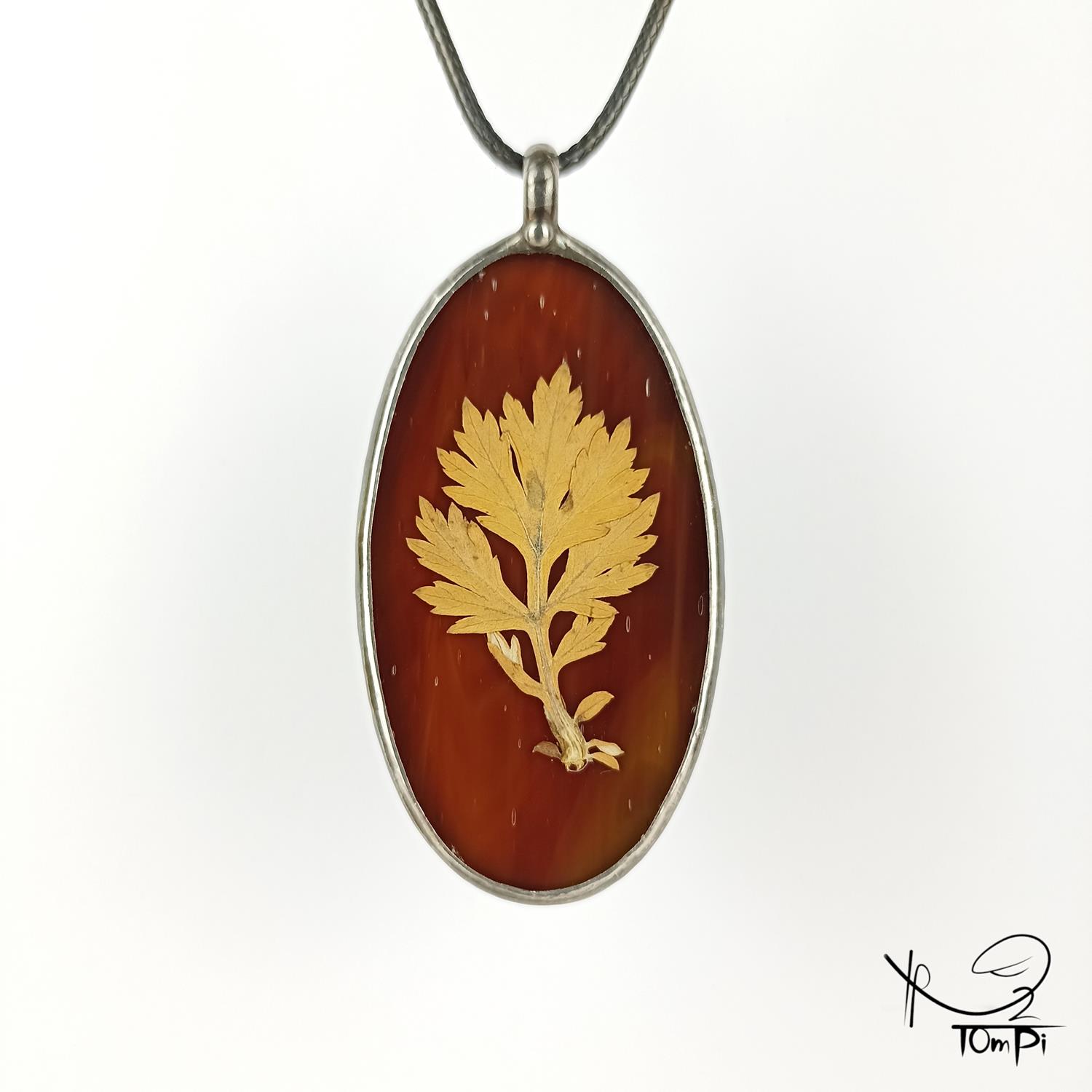 Szklany medalion z liściem, technika Tiffany, biżuteria ręcznie robiona, biżuteria artystyczna, rękodzieło artystyczne, rękodzieło, handmade, biżuteria artystyczna, biżuteria handmade, biżuteria damska, biżuteria męska, biżuteria ze szkła, szklana biżuteria, naszyjnik, szkło witrażowe