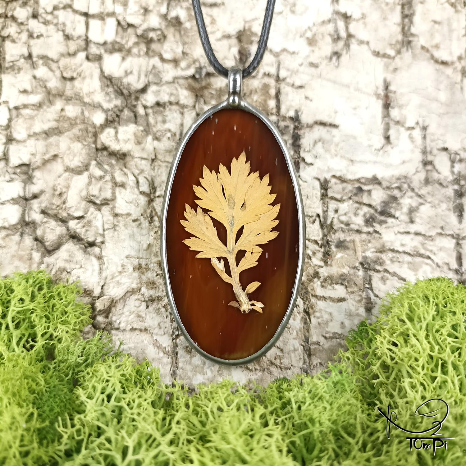 Szklany medalion z liściem, technika Tiffany, biżuteria ręcznie robiona, biżuteria artystyczna, rękodzieło artystyczne, rękodzieło, handmade, biżuteria artystyczna, biżuteria handmade, biżuteria damska, biżuteria męska, biżuteria ze szkła, szklana biżuteria, naszyjnik, szkło witrażowe