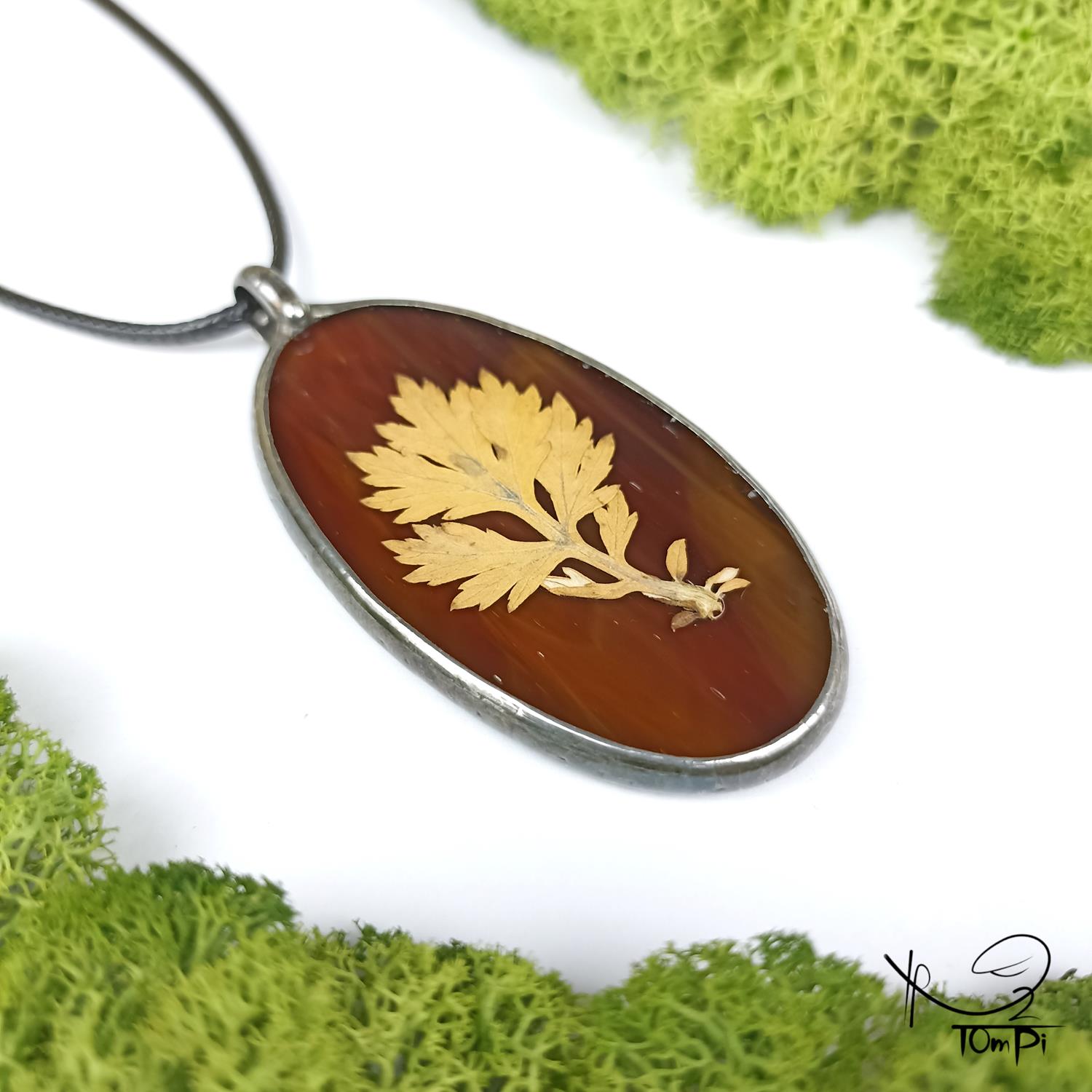 Szklany medalion z liściem, technika Tiffany, biżuteria ręcznie robiona, biżuteria artystyczna, rękodzieło artystyczne, rękodzieło, handmade, biżuteria artystyczna, biżuteria handmade, biżuteria damska, biżuteria męska, biżuteria ze szkła, szklana biżuteria, naszyjnik, szkło witrażowe