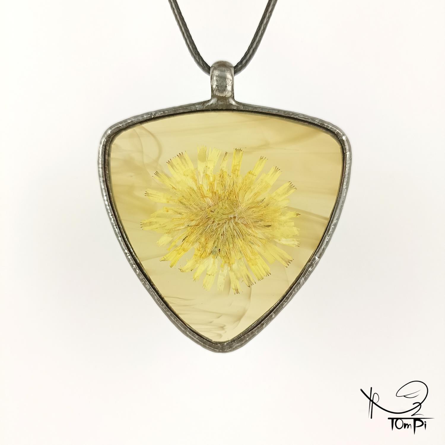 Szklany medalion z kwiatem, technika Tiffany, biżuteria ręcznie robiona, biżuteria artystyczna, rękodzieło artystyczne, rękodzieło, handmade, biżuteria artystyczna, biżuteria handmade, biżuteria damska, biżuteria męska, biżuteria ze szkła, szklana biżuteria, naszyjnik, szkło witrażowe