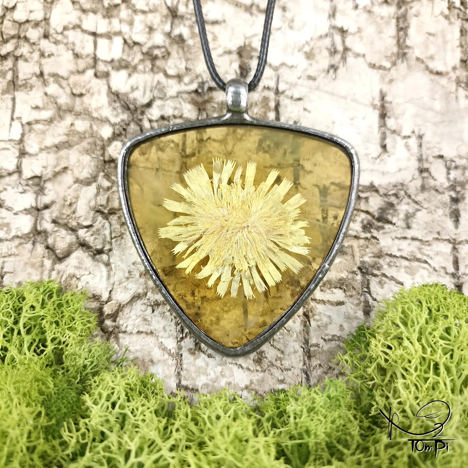 Szklany medalion z kwiatem, technika Tiffany, biżuteria ręcznie robiona, biżuteria artystyczna, rękodzieło artystyczne, rękodzieło, handmade, biżuteria artystyczna, biżuteria handmade, biżuteria damska, biżuteria męska, biżuteria ze szkła, szklana biżuteria, naszyjnik, szkło witrażowe