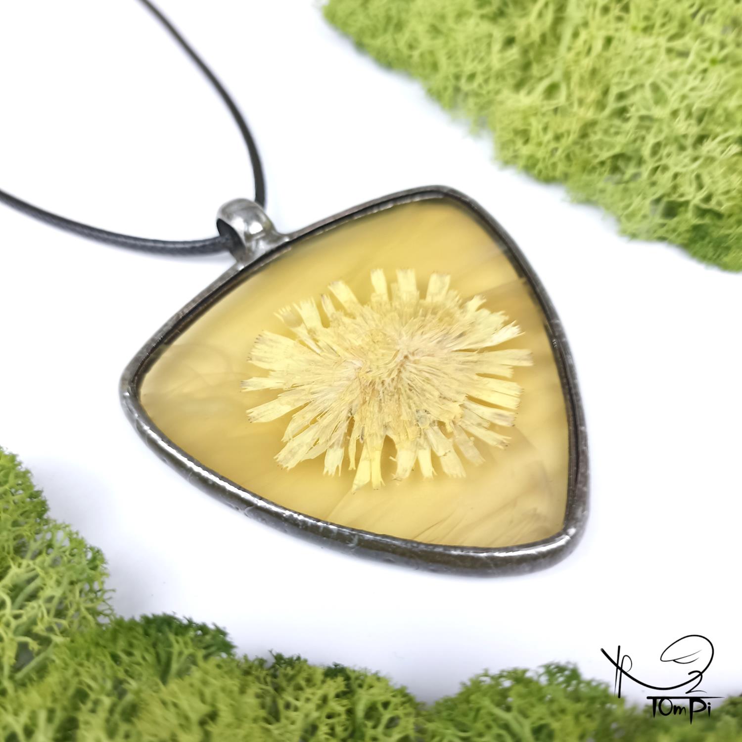 Szklany medalion z kwiatem, technika Tiffany, biżuteria ręcznie robiona, biżuteria artystyczna, rękodzieło artystyczne, rękodzieło, handmade, biżuteria artystyczna, biżuteria handmade, biżuteria damska, biżuteria męska, biżuteria ze szkła, szklana biżuteria, naszyjnik, szkło witrażowe