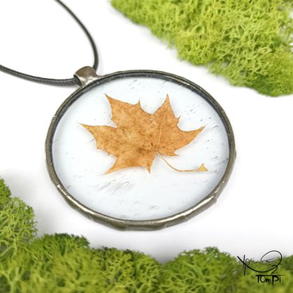 Szklany medalion z liściem, technika Tiffany, biżuteria ręcznie robiona, biżuteria artystyczna, rękodzieło artystyczne, rękodzieło, handmade, biżuteria artystyczna, biżuteria handmade, biżuteria damska, biżuteria męska, biżuteria ze szkła, szklana biżuteria, naszyjnik, szkło witrażowe