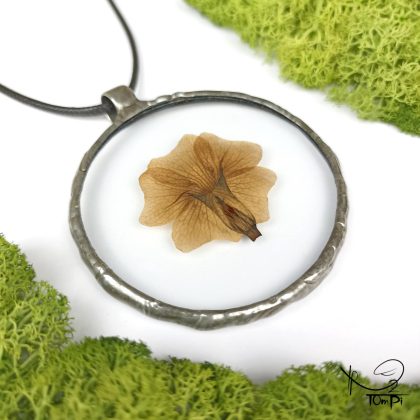 Szklany medalion z kwiatem, technika Tiffany, biżuteria ręcznie robiona, biżuteria artystyczna, rękodzieło artystyczne, rękodzieło, handmade, biżuteria artystyczna, biżuteria handmade, biżuteria damska, biżuteria męska, biżuteria ze szkła, szklana biżuteria, naszyjnik, szkło witrażowe