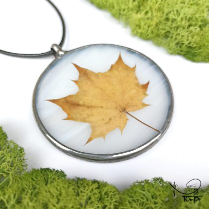 Szklany medalion z liściem, technika Tiffany, biżuteria ręcznie robiona, biżuteria artystyczna, rękodzieło artystyczne, rękodzieło, handmade, biżuteria artystyczna, biżuteria handmade, biżuteria damska, biżuteria męska, biżuteria ze szkła, szklana biżuteria, naszyjnik, szkło witrażowe