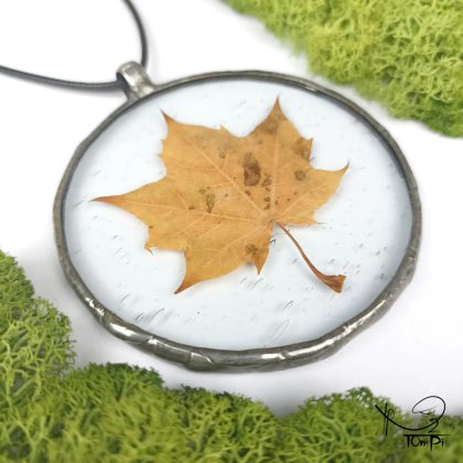 Szklany medalion z liściem, technika Tiffany, biżuteria ręcznie robiona, biżuteria artystyczna, rękodzieło artystyczne, rękodzieło, handmade, biżuteria artystyczna, biżuteria handmade, biżuteria damska, biżuteria męska, biżuteria ze szkła, szklana biżuteria, naszyjnik, szkło witrażowe