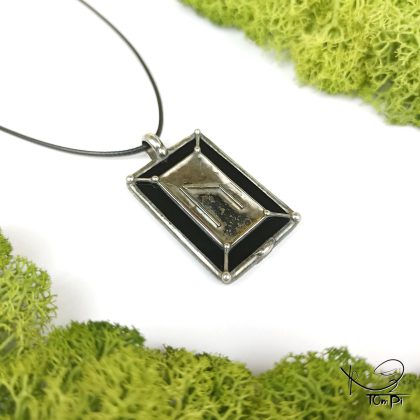 Szklana zawieszka z runą, technika Tiffany, biżuteria ręcznie robiona, biżuteria artystyczna, rękodzieło artystyczne, rękodzieło, handmade, runy, symbol, symbolika, biżuteria artystyczna, biżuteria handmade, biżuteria damska, biżuteria męska, biżuteria ze szkła, szklana biżuteria, naszyjnik, szkło witrażowe