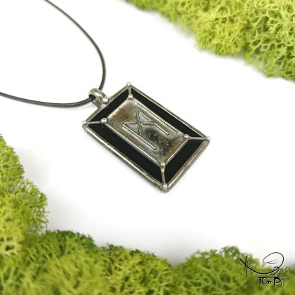 Szklana zawieszka z runą, technika Tiffany, biżuteria ręcznie robiona, biżuteria artystyczna, rękodzieło artystyczne, rękodzieło, handmade, runy, symbol, symbolika, biżuteria artystyczna, biżuteria handmade, biżuteria damska, biżuteria męska, biżuteria ze szkła, szklana biżuteria, naszyjnik, szkło witrażowe
