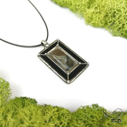 Szklana zawieszka z runą, technika Tiffany, biżuteria ręcznie robiona, biżuteria artystyczna, rękodzieło artystyczne, rękodzieło, handmade, runy, symbol, symbolika, biżuteria artystyczna, biżuteria handmade, biżuteria damska, biżuteria męska, biżuteria ze szkła, szklana biżuteria, naszyjnik, szkło witrażowe
