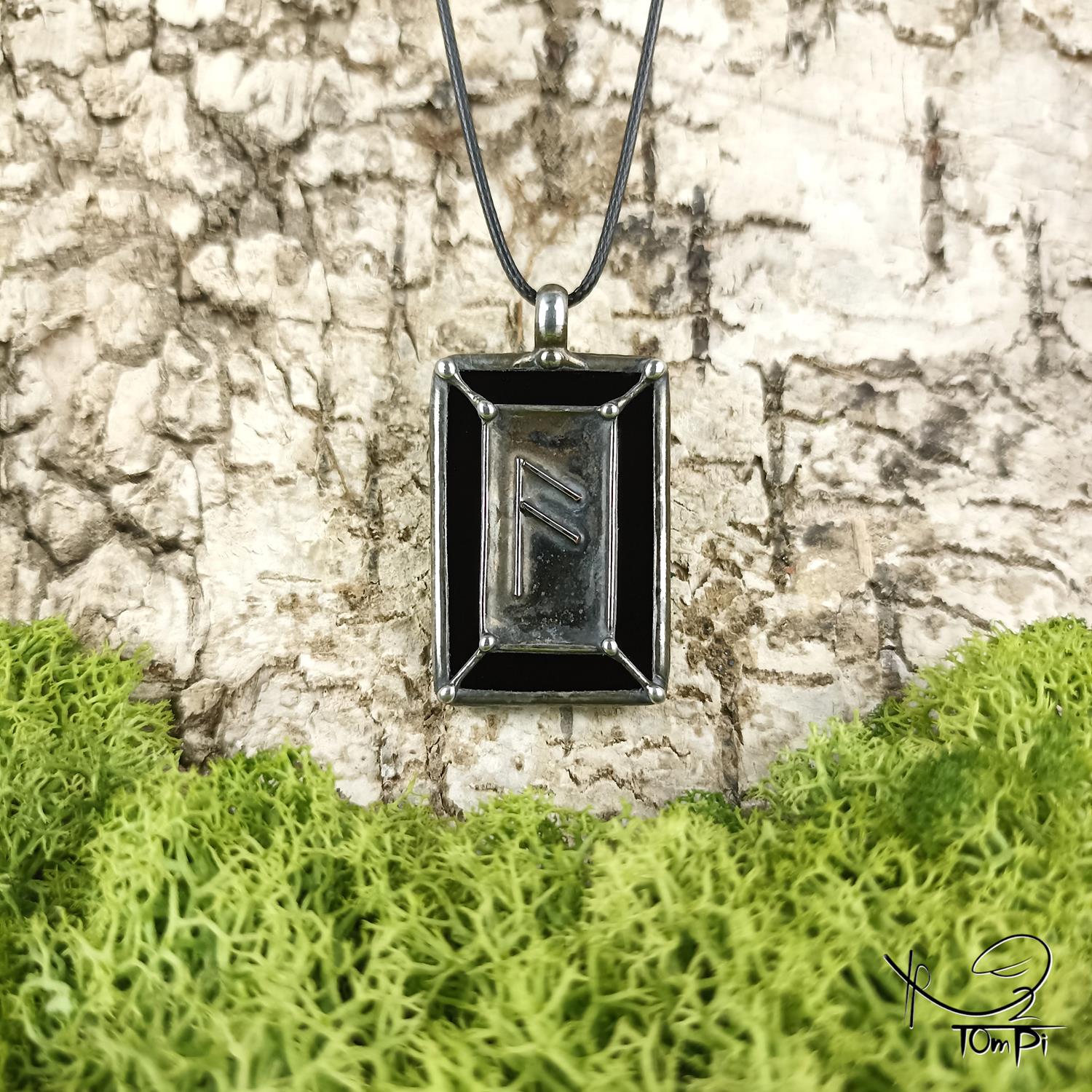 Szklana zawieszka z runą, technika Tiffany, biżuteria ręcznie robiona, biżuteria artystyczna, rękodzieło artystyczne, rękodzieło, handmade, runy, symbol, symbolika, biżuteria artystyczna, biżuteria handmade, biżuteria damska, biżuteria męska, biżuteria ze szkła, szklana biżuteria, naszyjnik, szkło witrażowe