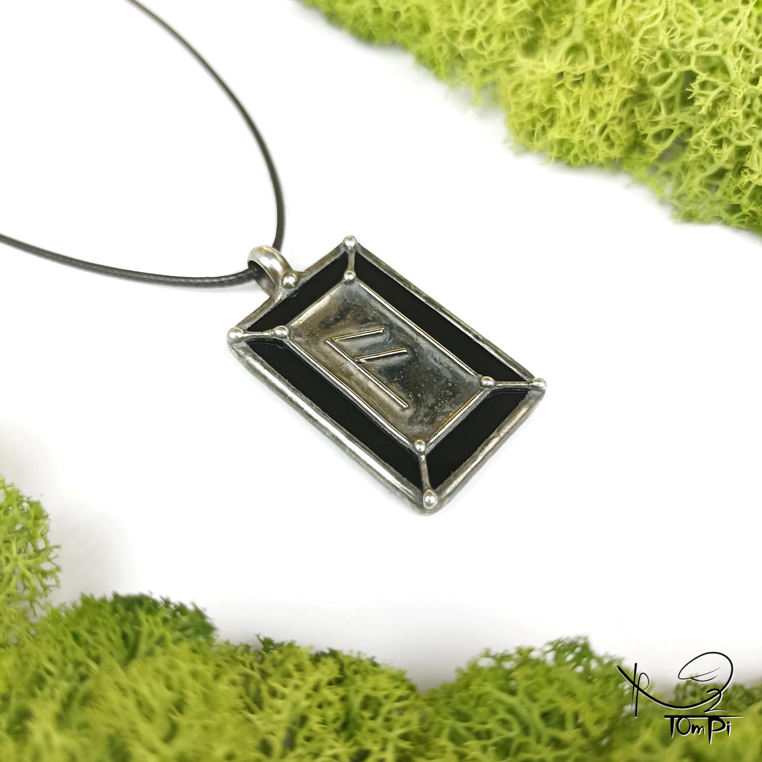 Szklana zawieszka z runą, technika Tiffany, biżuteria ręcznie robiona, biżuteria artystyczna, rękodzieło artystyczne, rękodzieło, handmade, runy, symbol, symbolika, biżuteria artystyczna, biżuteria handmade, biżuteria damska, biżuteria męska, biżuteria ze szkła, szklana biżuteria, naszyjnik, szkło witrażowe