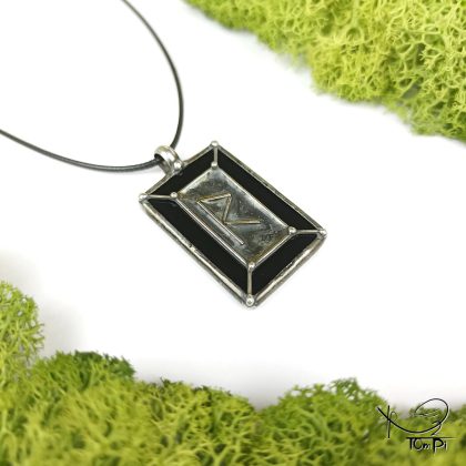 Szklana zawieszka z runą, technika Tiffany, biżuteria ręcznie robiona, biżuteria artystyczna, rękodzieło artystyczne, rękodzieło, handmade, runy, symbol, symbolika, biżuteria artystyczna, biżuteria handmade, biżuteria damska, biżuteria męska, biżuteria ze szkła, szklana biżuteria, naszyjnik, szkło witrażowe