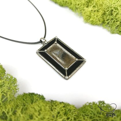 Szklana zawieszka z runą, technika Tiffany, biżuteria ręcznie robiona, biżuteria artystyczna, rękodzieło artystyczne, rękodzieło, handmade, runy, symbol, symbolika, biżuteria artystyczna, biżuteria handmade, biżuteria damska, biżuteria męska, biżuteria ze szkła, szklana biżuteria, naszyjnik, szkło witrażowe