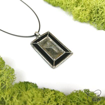 Szklana zawieszka z runą, technika Tiffany, biżuteria ręcznie robiona, biżuteria artystyczna, rękodzieło artystyczne, rękodzieło, handmade, runy, symbol, symbolika, biżuteria artystyczna, biżuteria handmade, biżuteria damska, biżuteria męska, biżuteria ze szkła, szklana biżuteria, naszyjnik, szkło witrażowe