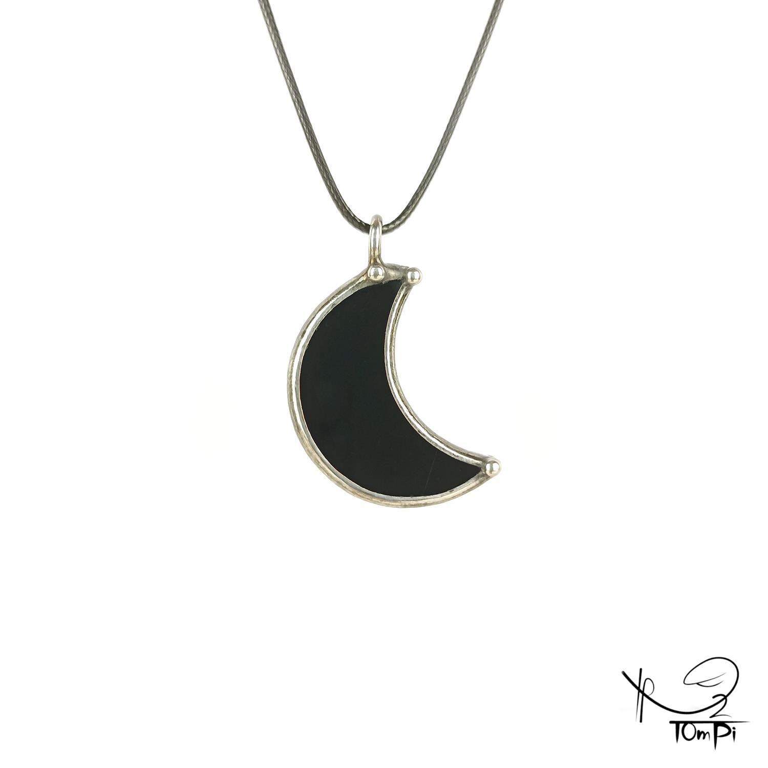 Szklana zawieszka księżyc, technika Tiffany, biżuteria ręcznie robiona, biżuteria artystyczna, rękodzieło artystyczne, rękodzieło, handmade, symbol, symbolika, biżuteria artystyczna, biżuteria handmade, biżuteria damska, biżuteria męska, biżuteria ze szkła, szklana biżuteria, naszyjnik, szkło witrażowe