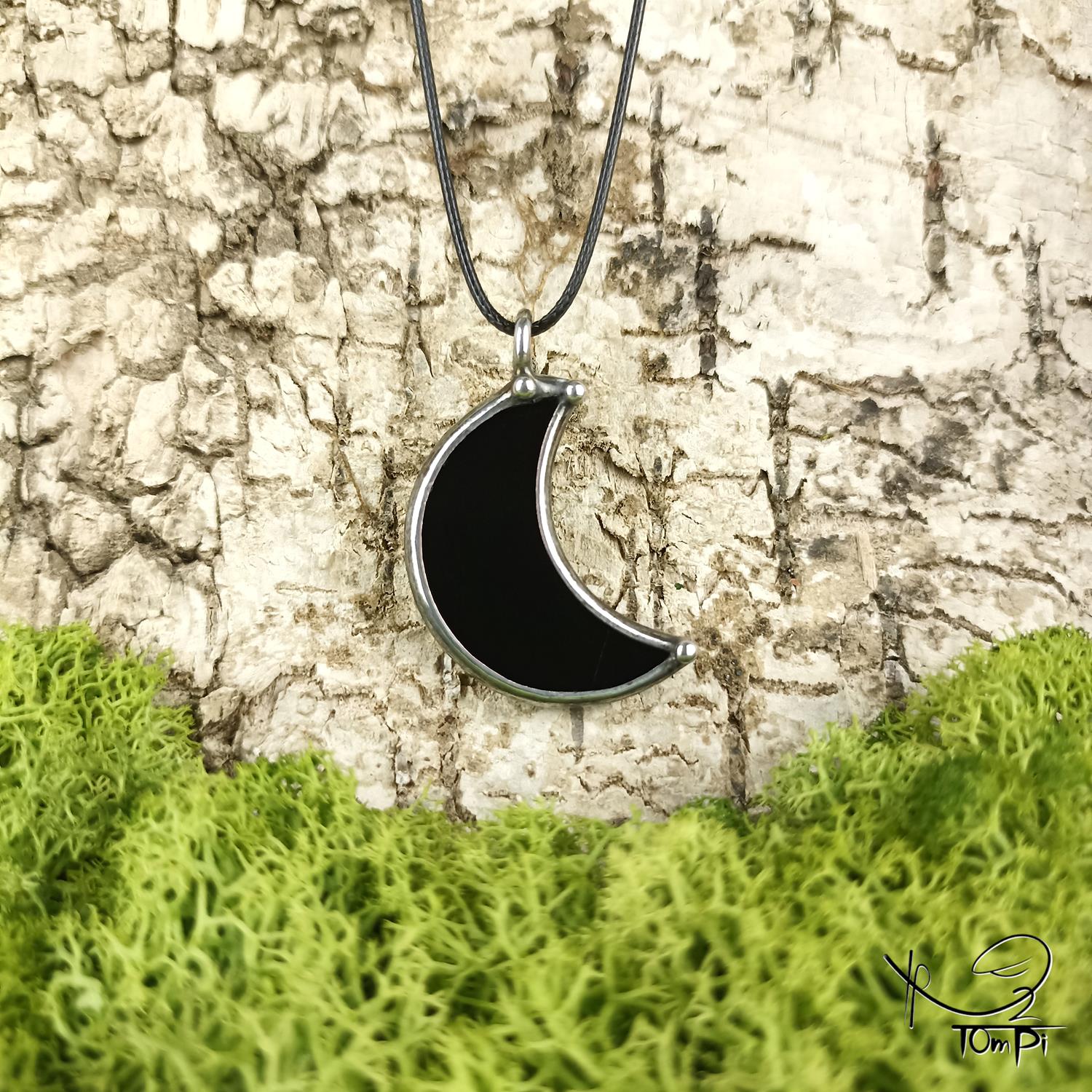 Szklana zawieszka księżyc, technika Tiffany, biżuteria ręcznie robiona, biżuteria artystyczna, rękodzieło artystyczne, rękodzieło, handmade, symbol, symbolika, biżuteria artystyczna, biżuteria handmade, biżuteria damska, biżuteria męska, biżuteria ze szkła, szklana biżuteria, naszyjnik, szkło witrażowe