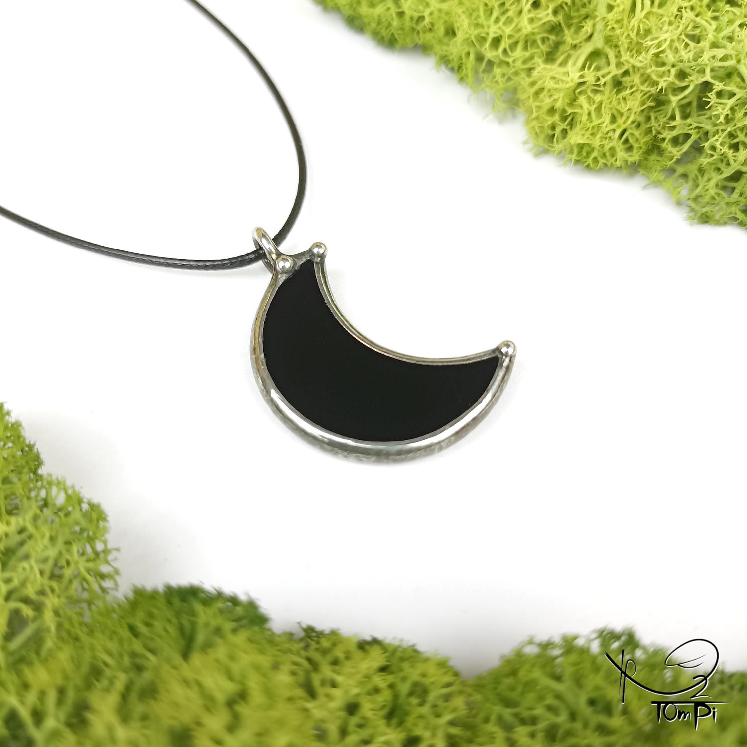 Szklana zawieszka księżyc, technika Tiffany, biżuteria ręcznie robiona, biżuteria artystyczna, rękodzieło artystyczne, rękodzieło, handmade, symbol, symbolika, biżuteria artystyczna, biżuteria handmade, biżuteria damska, biżuteria męska, biżuteria ze szkła, szklana biżuteria, naszyjnik, szkło witrażowe