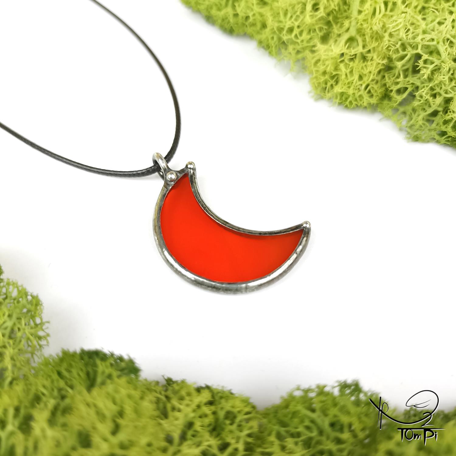 Szklana zawieszka księżyc, technika Tiffany, biżuteria ręcznie robiona, biżuteria artystyczna, rękodzieło artystyczne, rękodzieło, handmade, symbol, symbolika, biżuteria artystyczna, biżuteria handmade, biżuteria damska, biżuteria męska, biżuteria ze szkła, szklana biżuteria, naszyjnik, szkło witrażowe