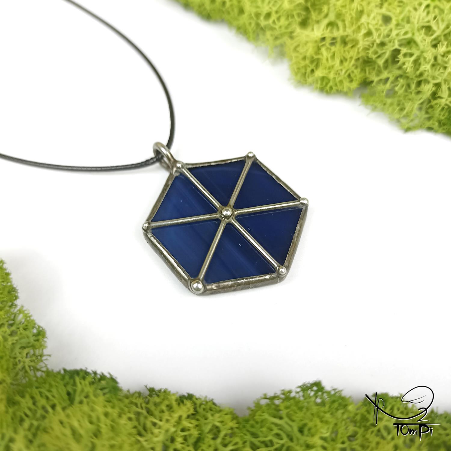 Szklana zawieszka słowiańska, technika Tiffany, biżuteria ręcznie robiona, biżuteria artystyczna, rękodzieło artystyczne, rękodzieło, handmade, słowiańskie, symbol, symbolika, biżuteria artystyczna, biżuteria handmade, biżuteria damska, biżuteria męska, biżuteria ze szkła, szklana biżuteria, naszyjnik, szkło witrażowe