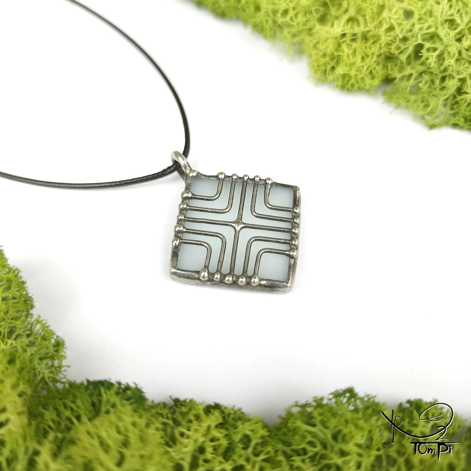 Szklana zawieszka słowiańska, technika Tiffany, biżuteria ręcznie robiona, biżuteria artystyczna, rękodzieło artystyczne, rękodzieło, handmade, słowiańskie, symbol, symbolika, biżuteria artystyczna, biżuteria handmade, biżuteria damska, biżuteria męska, biżuteria ze szkła, szklana biżuteria, naszyjnik, szkło witrażowe