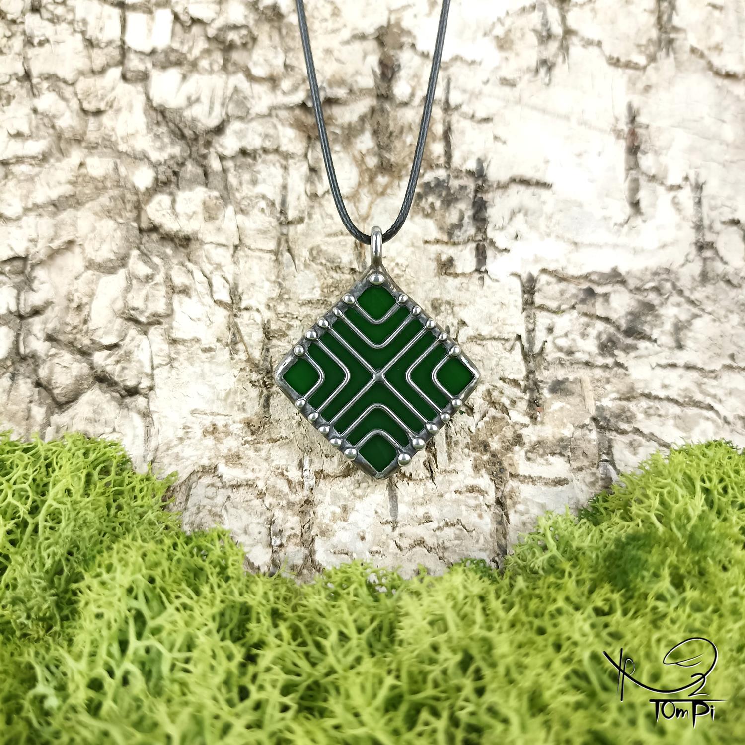 Szklana zawieszka słowiańska, technika Tiffany, biżuteria ręcznie robiona, biżuteria artystyczna, rękodzieło artystyczne, rękodzieło, handmade, słowiańskie, symbol, symbolika, biżuteria artystyczna, biżuteria handmade, biżuteria damska, biżuteria męska, biżuteria ze szkła, szklana biżuteria, naszyjnik, szkło witrażowe