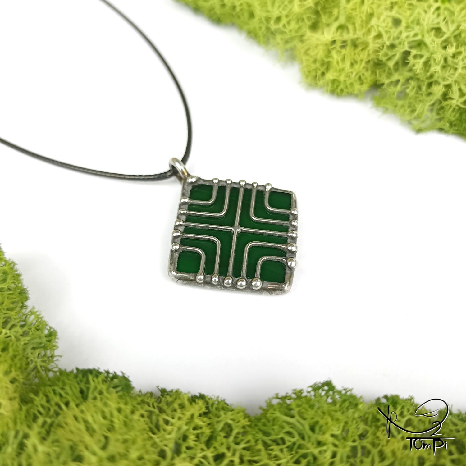 Szklana zawieszka słowiańska, technika Tiffany, biżuteria ręcznie robiona, biżuteria artystyczna, rękodzieło artystyczne, rękodzieło, handmade, słowiańskie, symbol, symbolika, biżuteria artystyczna, biżuteria handmade, biżuteria damska, biżuteria męska, biżuteria ze szkła, szklana biżuteria, naszyjnik, szkło witrażowe