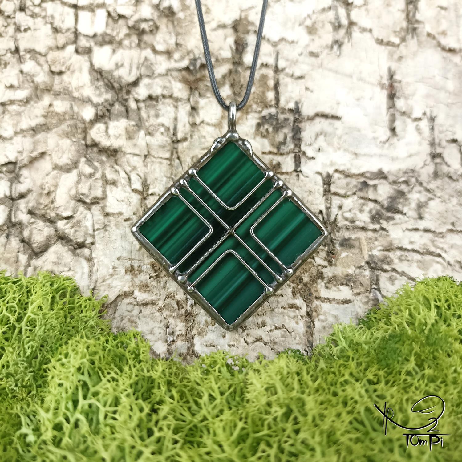 Szklana zawieszka słowiańska, technika Tiffany, biżuteria ręcznie robiona, biżuteria artystyczna, rękodzieło artystyczne, rękodzieło, handmade, słowiańskie, symbol, symbolika, biżuteria artystyczna, biżuteria handmade, biżuteria damska, biżuteria męska, biżuteria ze szkła, szklana biżuteria, naszyjnik, szkło witrażowe