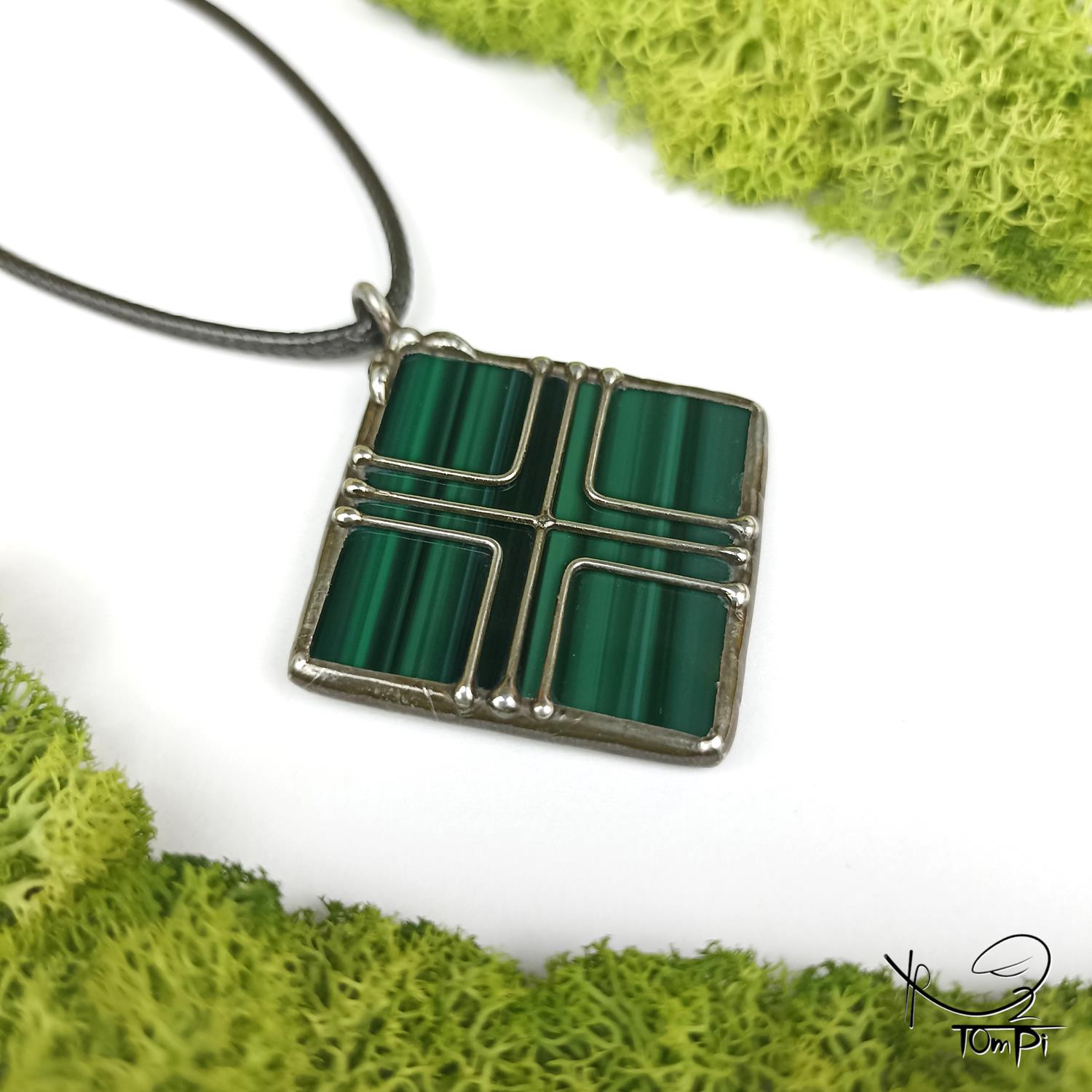 Szklana zawieszka słowiańska, technika Tiffany, biżuteria ręcznie robiona, biżuteria artystyczna, rękodzieło artystyczne, rękodzieło, handmade, słowiańskie, symbol, symbolika, biżuteria artystyczna, biżuteria handmade, biżuteria damska, biżuteria męska, biżuteria ze szkła, szklana biżuteria, naszyjnik, szkło witrażowe