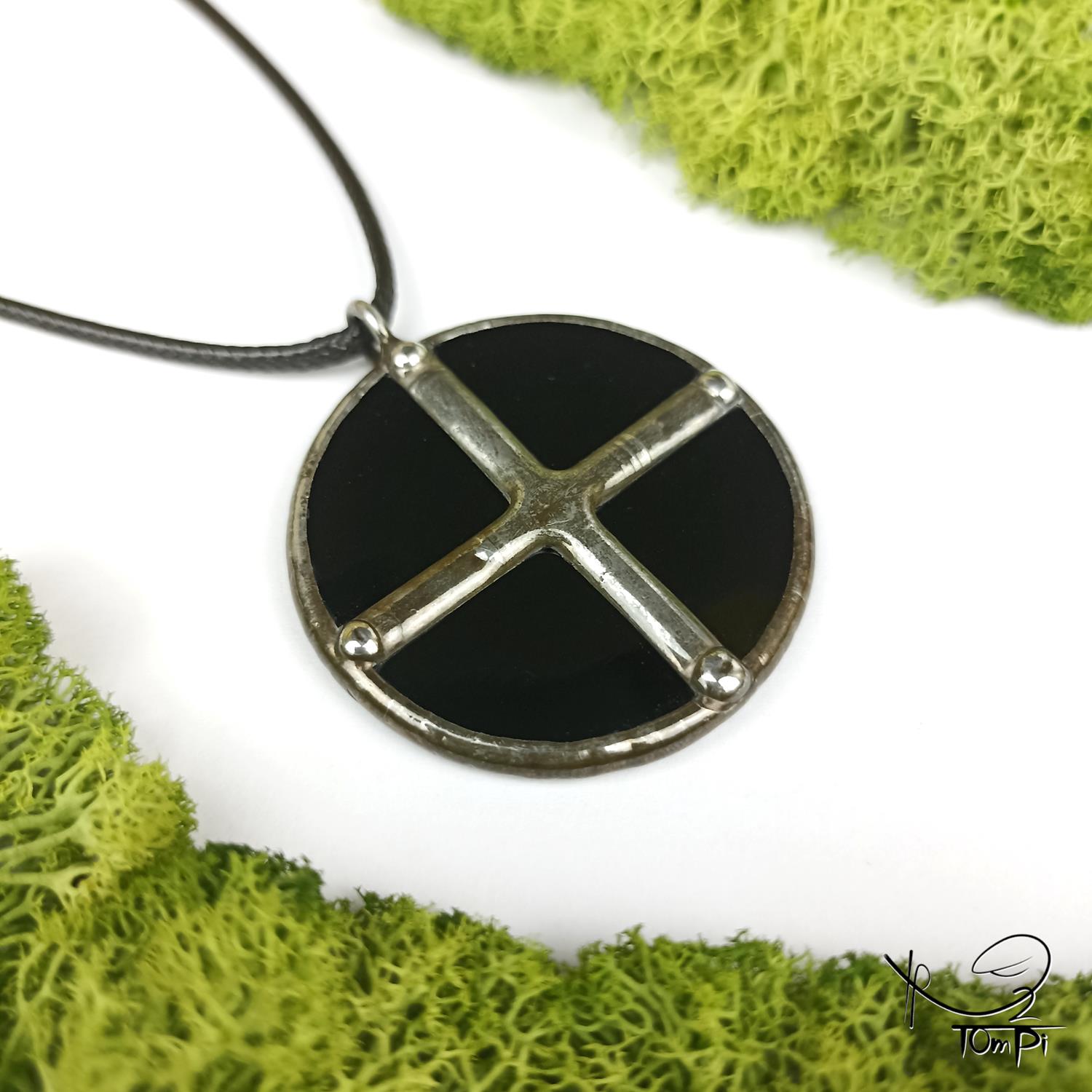 Szklana zawieszka słowiańska, technika Tiffany, biżuteria ręcznie robiona, biżuteria artystyczna, rękodzieło artystyczne, rękodzieło, handmade, słowiańskie, symbol, symbolika, biżuteria artystyczna, biżuteria handmade, biżuteria damska, biżuteria męska, biżuteria ze szkła, szklana biżuteria, naszyjnik, szkło witrażowe