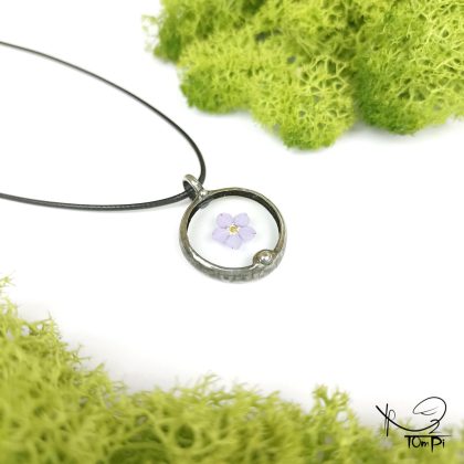 Szklany medalion z kwiatem, technika Tiffany, biżuteria ręcznie robiona, rękodzieło artystyczne, biżuteria artystyczna, biżuteria handmade, biżuteria damska, biżuteria męska, biżuteria ze szkła, szklana biżuteria, naszyjnik, szkło witrażowe