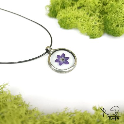 Szklany medalion z kwiatem, technika Tiffany, biżuteria ręcznie robiona, rękodzieło artystyczne, biżuteria artystyczna, biżuteria handmade, biżuteria damska, biżuteria męska, biżuteria ze szkła, szklana biżuteria, naszyjnik, szkło witrażowe