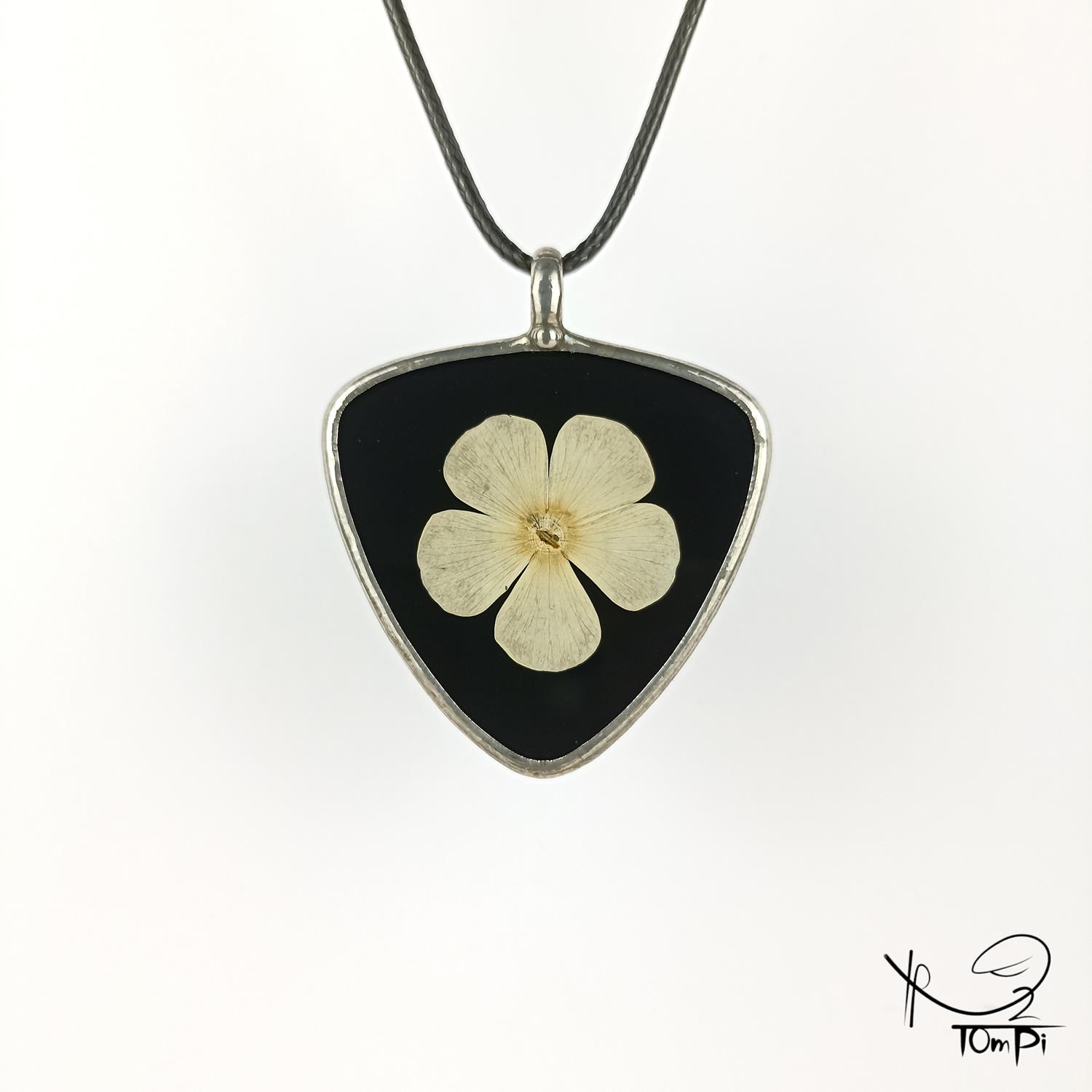 Szklany medalion z kwiatem, technika Tiffany, biżuteria ręcznie robiona, biżuteria artystyczna, rękodzieło artystyczne, rękodzieło, handmade, biżuteria artystyczna, biżuteria handmade, biżuteria damska, biżuteria męska, biżuteria ze szkła, szklana biżuteria, naszyjnik, szkło witrażowe