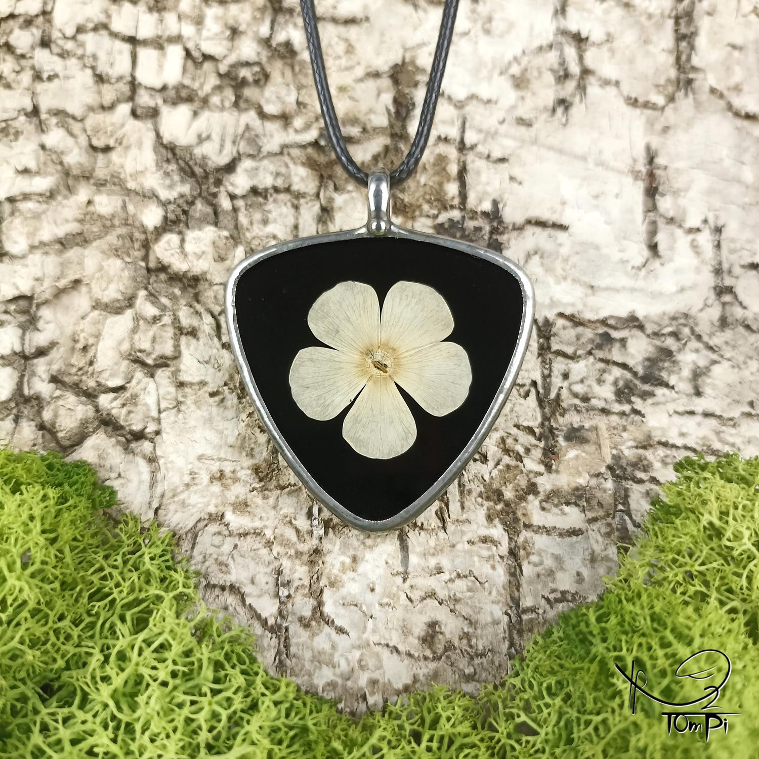 Szklany medalion z kwiatem, technika Tiffany, biżuteria ręcznie robiona, biżuteria artystyczna, rękodzieło artystyczne, rękodzieło, handmade, biżuteria artystyczna, biżuteria handmade, biżuteria damska, biżuteria męska, biżuteria ze szkła, szklana biżuteria, naszyjnik, szkło witrażowe