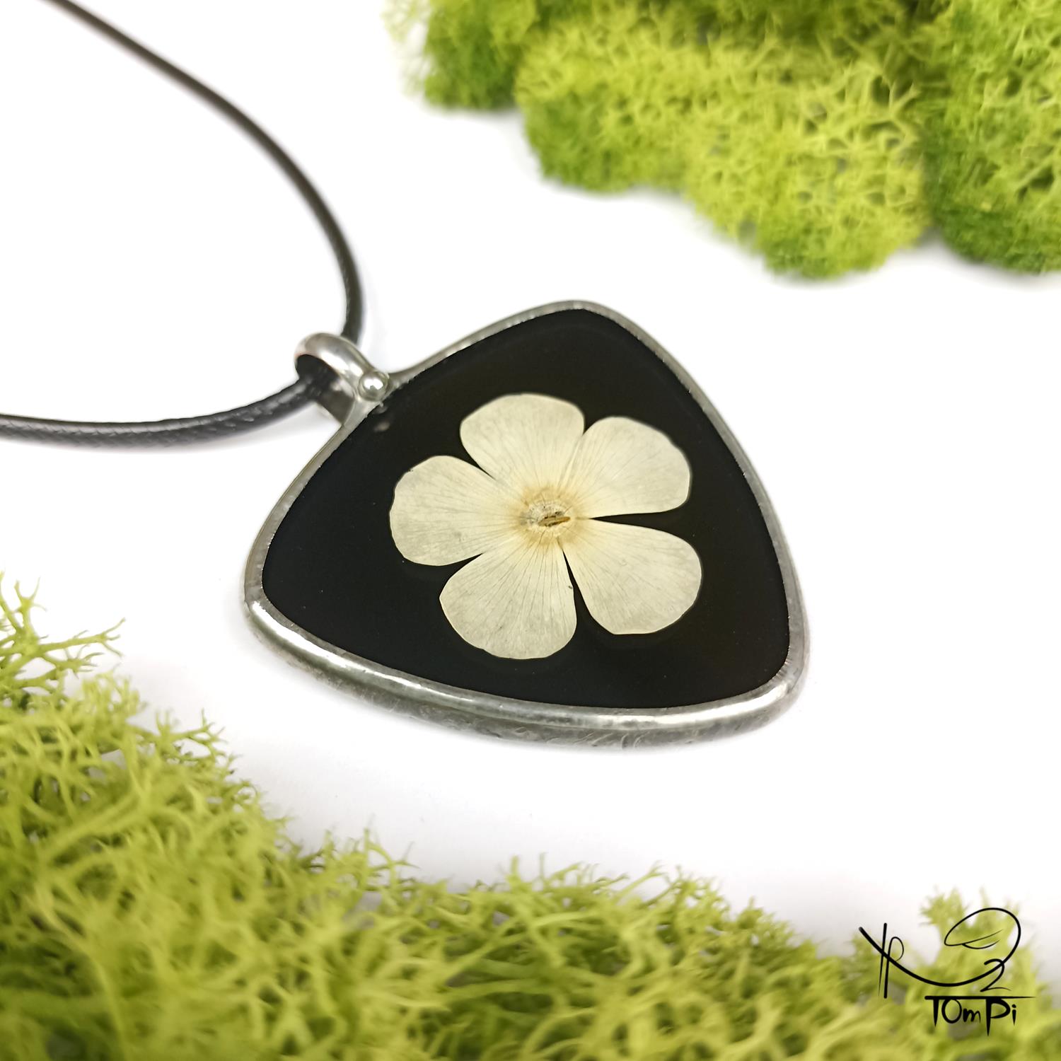 Szklany medalion z kwiatem, technika Tiffany, biżuteria ręcznie robiona, biżuteria artystyczna, rękodzieło artystyczne, rękodzieło, handmade, biżuteria artystyczna, biżuteria handmade, biżuteria damska, biżuteria męska, biżuteria ze szkła, szklana biżuteria, naszyjnik, szkło witrażowe