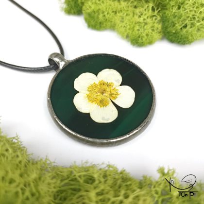 Szklany medalion z kwiatem, technika Tiffany, biżuteria ręcznie robiona, biżuteria artystyczna, rękodzieło artystyczne, rękodzieło, handmade, biżuteria artystyczna, biżuteria handmade, biżuteria damska, biżuteria męska, biżuteria ze szkła, szklana biżuteria, naszyjnik, szkło witrażowe