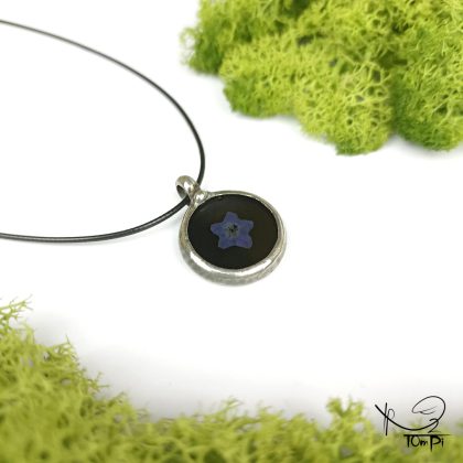 Szklany medalion z kwiatem, technika Tiffany, biżuteria ręcznie robiona, rękodzieło artystyczne, biżuteria artystyczna, biżuteria handmade, biżuteria damska, biżuteria męska, biżuteria ze szkła, szklana biżuteria, naszyjnik, szkło witrażowe