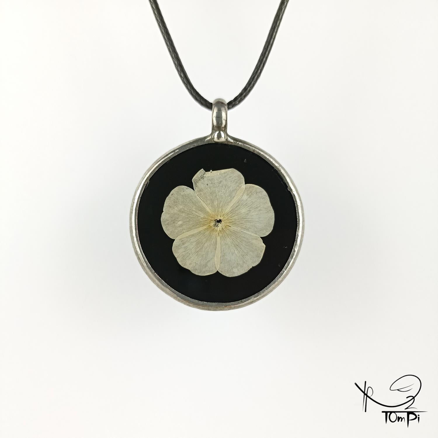 Szklany medalion z kwiatem, technika Tiffany, biżuteria ręcznie robiona, biżuteria artystyczna, rękodzieło artystyczne, rękodzieło, handmade, biżuteria artystyczna, biżuteria handmade, biżuteria damska, biżuteria męska, biżuteria ze szkła, szklana biżuteria, naszyjnik, szkło witrażowe