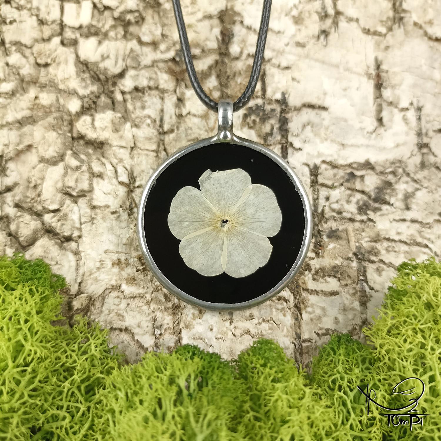 Szklany medalion z kwiatem, technika Tiffany, biżuteria ręcznie robiona, biżuteria artystyczna, rękodzieło artystyczne, rękodzieło, handmade, biżuteria artystyczna, biżuteria handmade, biżuteria damska, biżuteria męska, biżuteria ze szkła, szklana biżuteria, naszyjnik, szkło witrażowe