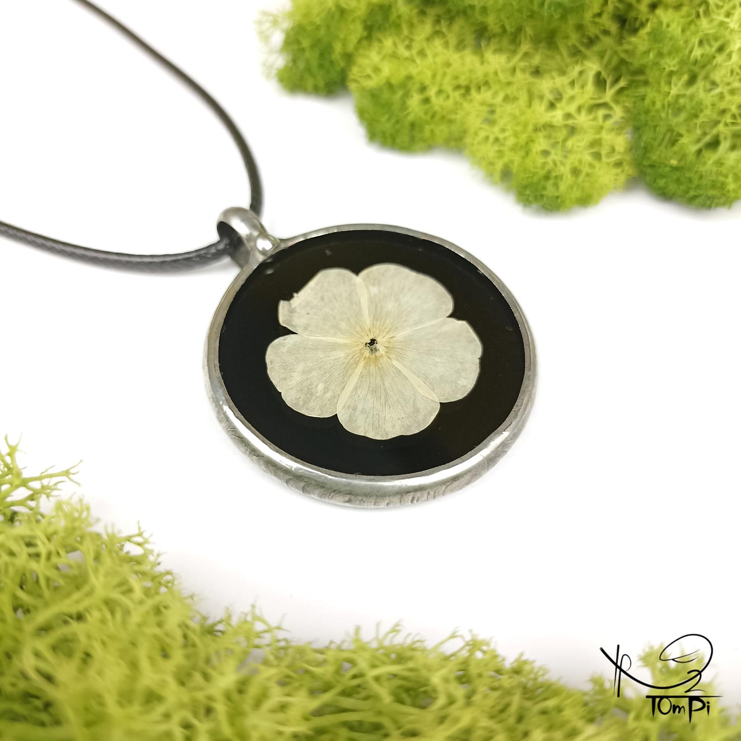 Szklany medalion z kwiatem, technika Tiffany, biżuteria ręcznie robiona, biżuteria artystyczna, rękodzieło artystyczne, rękodzieło, handmade, biżuteria artystyczna, biżuteria handmade, biżuteria damska, biżuteria męska, biżuteria ze szkła, szklana biżuteria, naszyjnik, szkło witrażowe