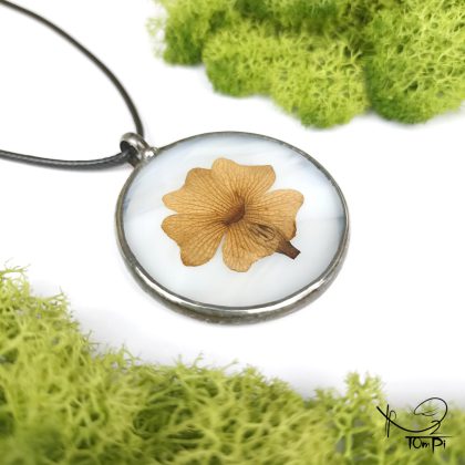 Szklany medalion z kwiatem, technika Tiffany, biżuteria ręcznie robiona, biżuteria artystyczna, rękodzieło artystyczne, rękodzieło, handmade, biżuteria artystyczna, biżuteria handmade, biżuteria damska, biżuteria męska, biżuteria ze szkła, szklana biżuteria, naszyjnik, szkło witrażowe