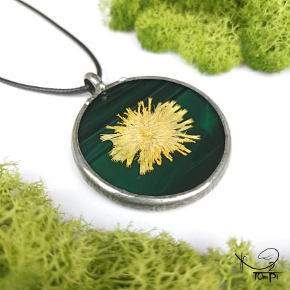 Szklany medalion z kwiatem, technika Tiffany, biżuteria ręcznie robiona, biżuteria artystyczna, rękodzieło artystyczne, rękodzieło, handmade, biżuteria artystyczna, biżuteria handmade, biżuteria damska, biżuteria męska, biżuteria ze szkła, szklana biżuteria, naszyjnik, szkło witrażowe