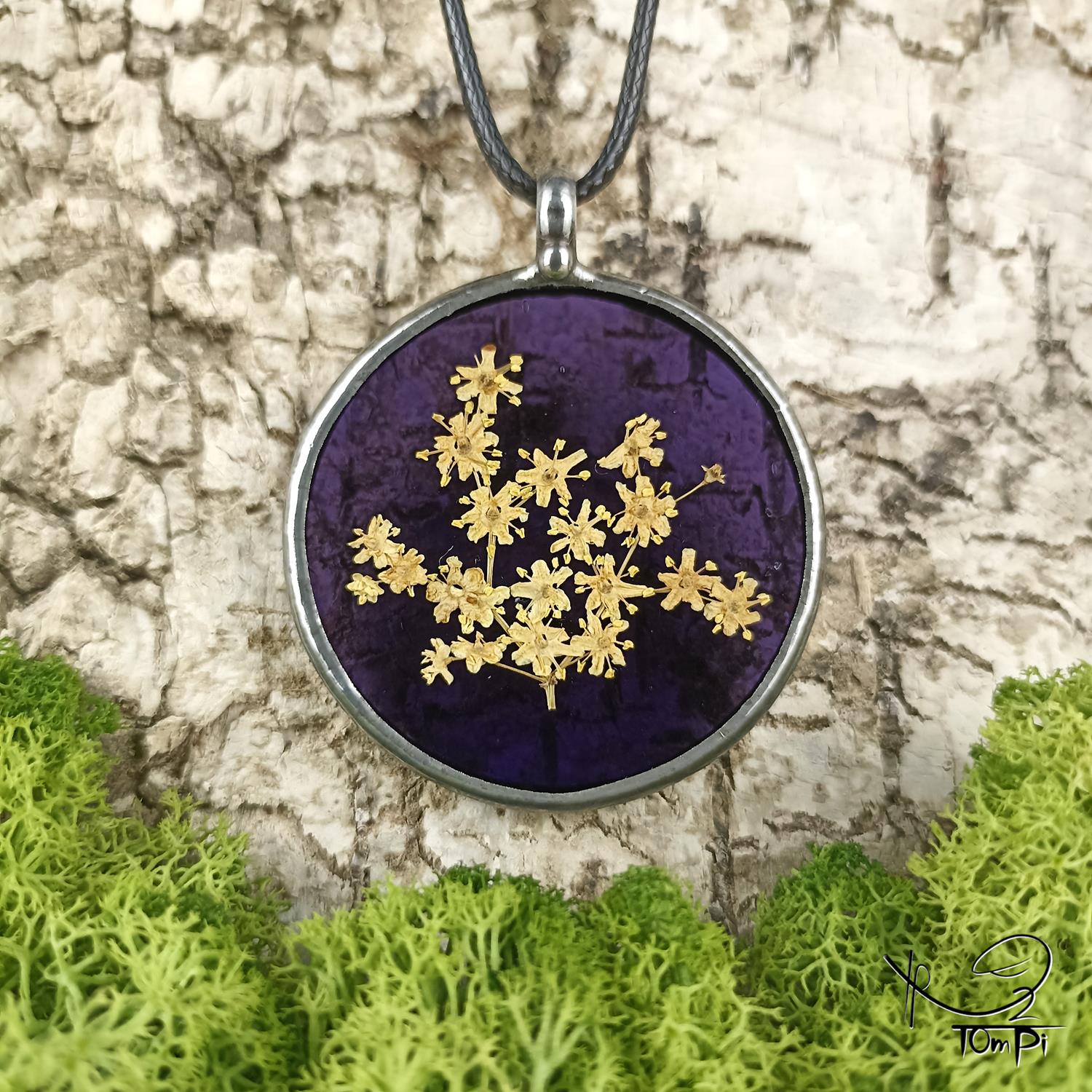 Szklany medalion z kwiatami, technika Tiffany, biżuteria ręcznie robiona, biżuteria artystyczna, rękodzieło artystyczne, rękodzieło, handmade, biżuteria artystyczna, biżuteria handmade, biżuteria damska, biżuteria męska, biżuteria ze szkła, szklana biżuteria, naszyjnik, szkło witrażowe