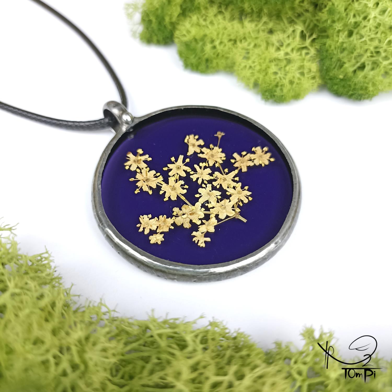 Szklany medalion z kwiatami, technika Tiffany, biżuteria ręcznie robiona, biżuteria artystyczna, rękodzieło artystyczne, rękodzieło, handmade, biżuteria artystyczna, biżuteria handmade, biżuteria damska, biżuteria męska, biżuteria ze szkła, szklana biżuteria, naszyjnik, szkło witrażowe