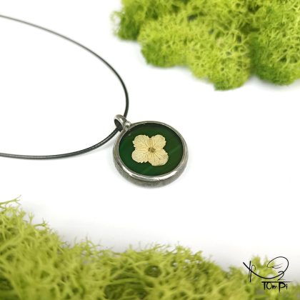 Szklany medalion z kwiatem, technika Tiffany, biżuteria ręcznie robiona, rękodzieło artystyczne, biżuteria artystyczna, biżuteria handmade, biżuteria damska, biżuteria męska, biżuteria ze szkła, szklana biżuteria, naszyjnik, szkło witrażowe