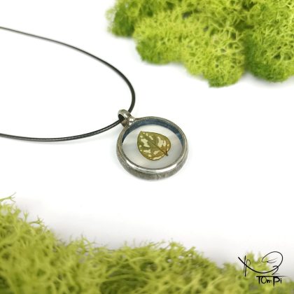 Szklany medalion z liściem, technika Tiffany, biżuteria ręcznie robiona, rękodzieło artystyczne, biżuteria artystyczna, biżuteria handmade, biżuteria damska, biżuteria męska, biżuteria ze szkła, szklana biżuteria, naszyjnik, szkło witrażowe