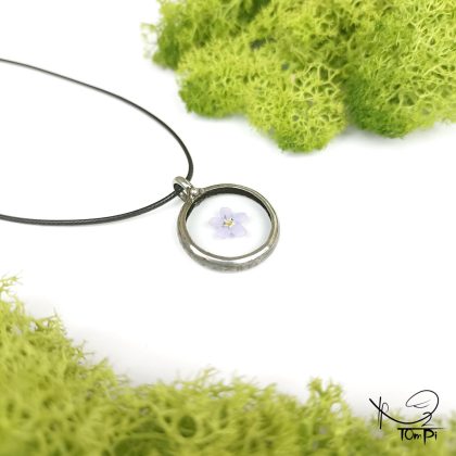 Szklany medalion z kwiatem, technika Tiffany, biżuteria ręcznie robiona, rękodzieło artystyczne, biżuteria artystyczna, biżuteria handmade, biżuteria damska, biżuteria męska, biżuteria ze szkła, szklana biżuteria, naszyjnik, szkło witrażowe